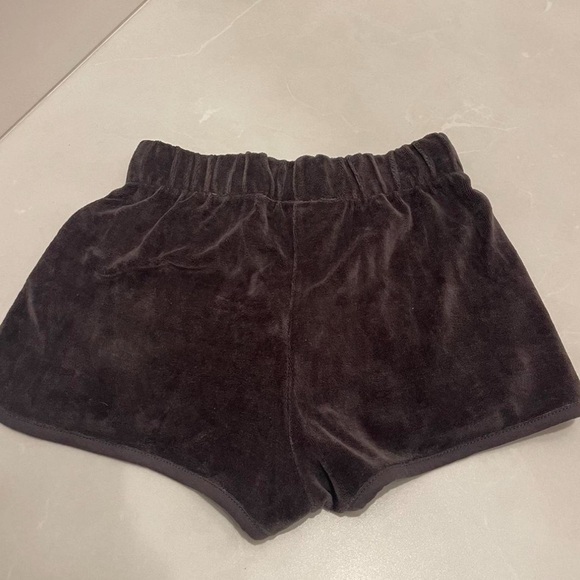 Fear of God Essentials Shorts - Picture 2 of 3